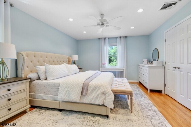 Building Photo - 204 Deerfield Ln