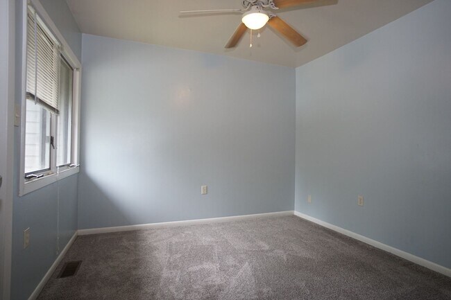 Building Photo - 3 Bedroom / 2 1/2 Bathroom.  Close to Campus.  On PHD bus route.