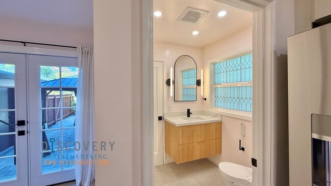 Building Photo - Your Ideal Modern Retreat with Enclosed Yard