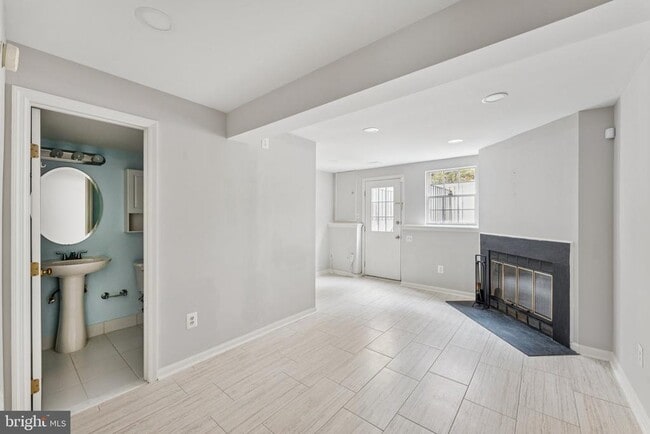 Building Photo - 1581 Woodcrest Dr