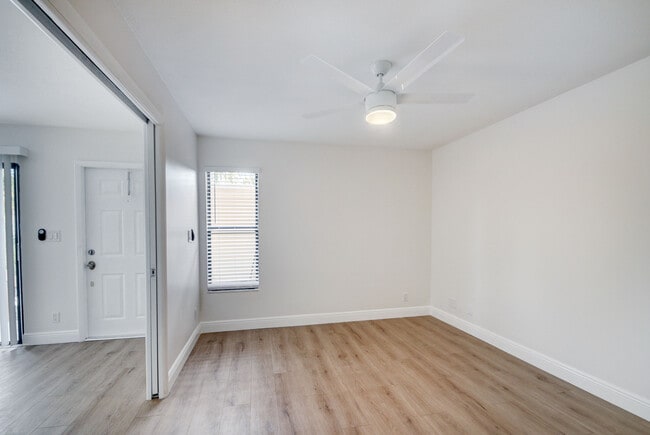 Building Photo - 614 Executive Center Dr