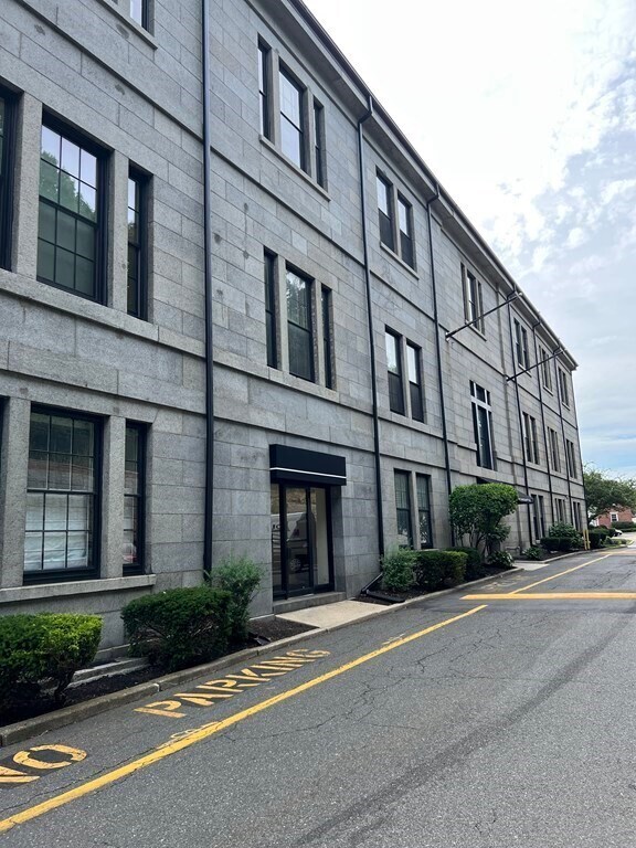 Building Photo - 100 Commandants Wy