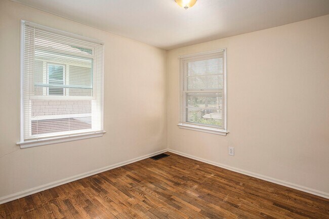 Building Photo - AVAILABLE MID-JULY!! 3 Bedroom, 1.5 Single...