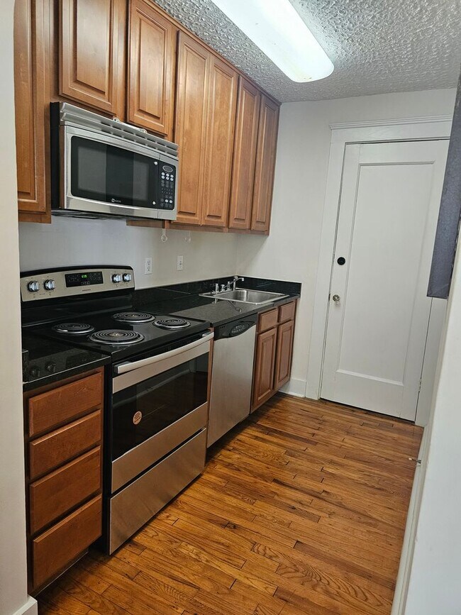 Building Photo - Uptown 1 Bedroom, 1 Bath, Swimming Pool, 1 block from St. Charles