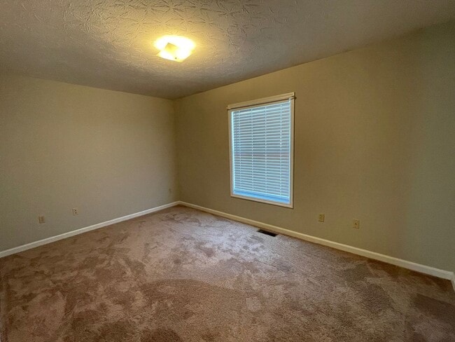 Building Photo - Fresh Two Bedroom Townhouse