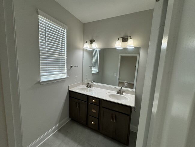 Double vanities in primary suite - 1758 Park Terrace Ln