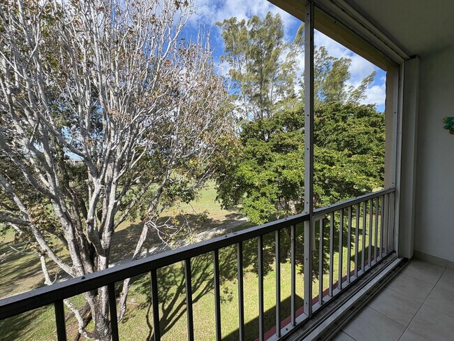 Building Photo - 1055 Country Club Dr