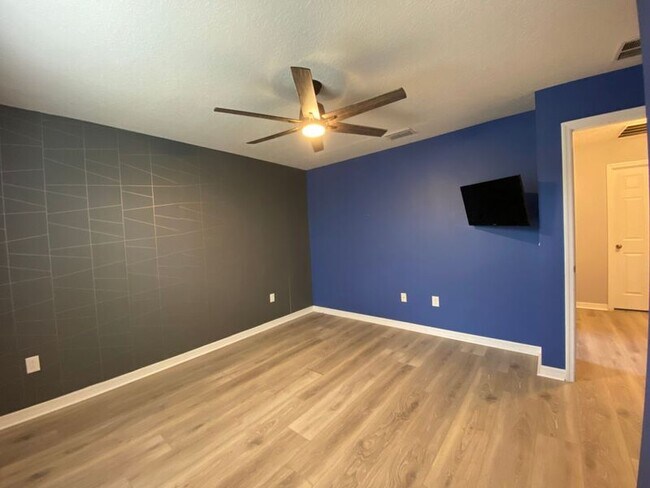 Building Photo - 541 Las Fuentes Dr