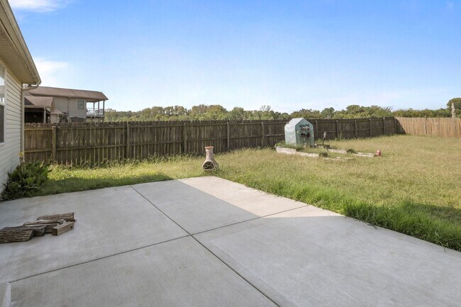 Building Photo - Pet Friendly, 4 Bedroom 2 bath Beautiful H...