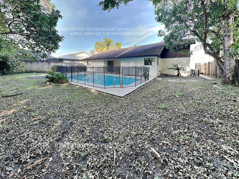 Building Photo - 9664 Carousel Cir S