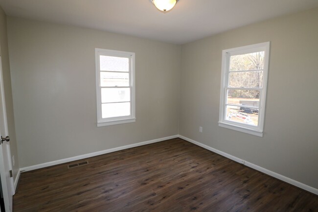 Building Photo - Cute Rental in Pell City