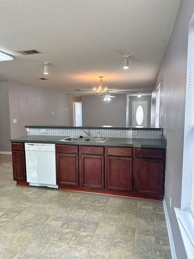 Building Photo - 3/2 Cottage in Maple Oaks Subdivision with garage