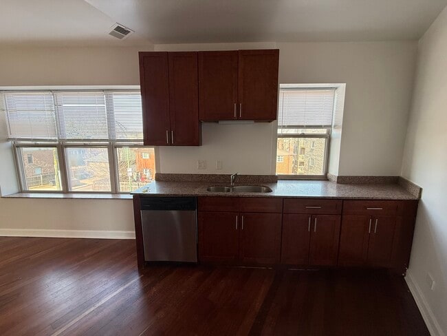 Building Photo - 2048 W Touhy Ave