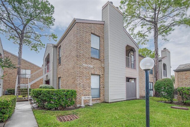Building Photo - 2025 Augusta Dr