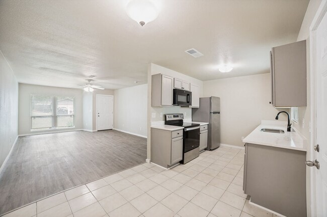 Building Photo - NEWLY-REMODELED 3-BEDROOM HOME IN HERITAGE SUBDIVISION
