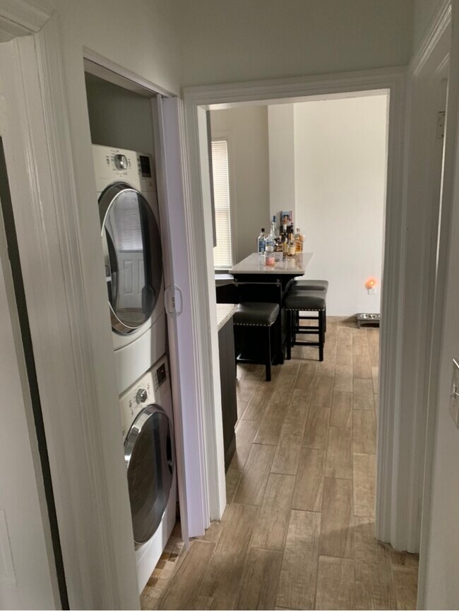 Building Photo - 6 Laurel Ave