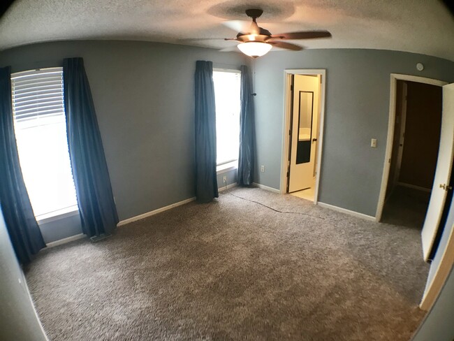 Building Photo - {1423} Olathe Townhome + 3Bed/2.5Bath + Fe...