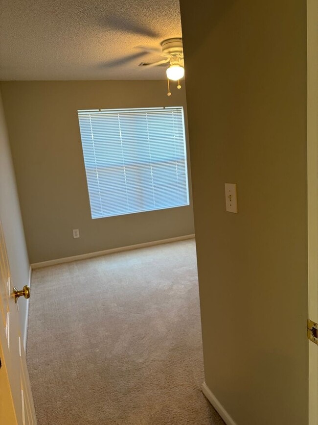 Building Photo - Charming 3 Bed 2 Bath in a gated community!!