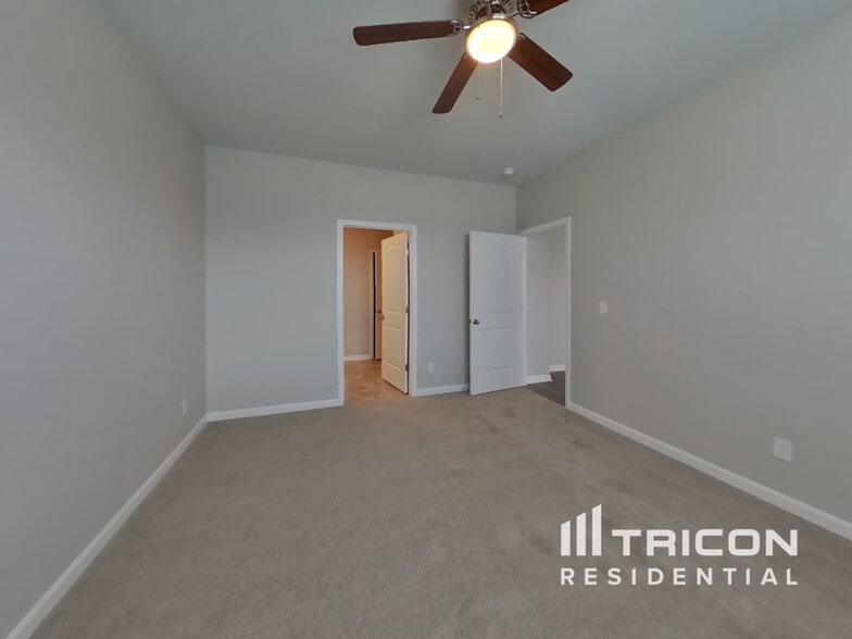 Building Photo - 2028 Tate Farm Ln