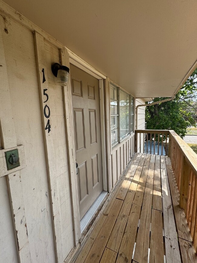 Building Photo - 2 Bedroom, 1 Bathroom, Upstairs unit with ...