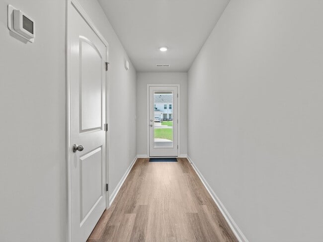 Building Photo - Fantastic Location – Spacious 3 Bedroom Townhome with Rear-Entry Garage!