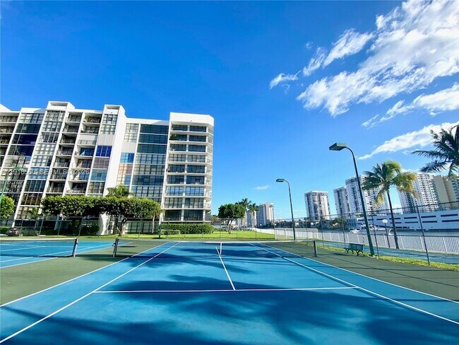 Building Photo - 1000 Parkview Dr