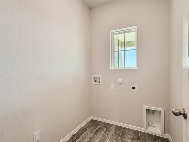 Building Photo - 137 Delta Crst