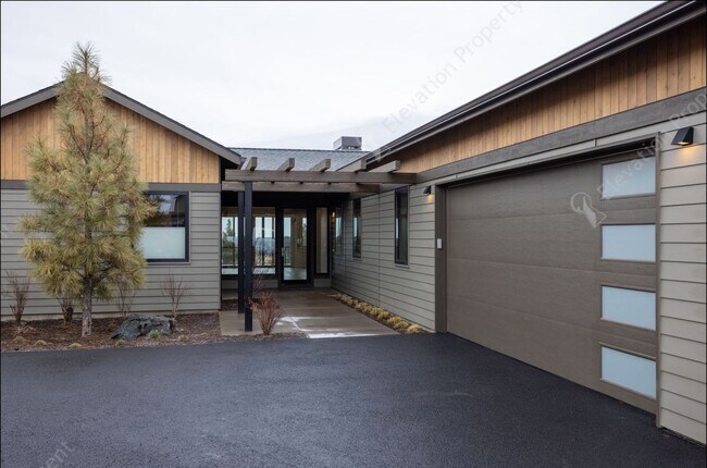 Building Photo - Exquisite Tetherow Living with Resort Memb...