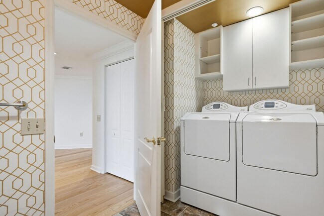 Building Photo - Penthouse Living in Midtown!