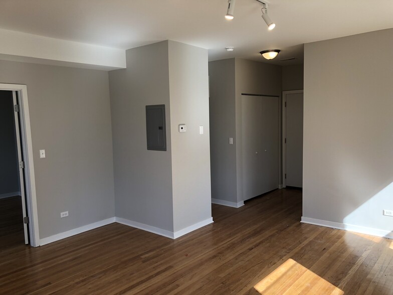 Building Photo - 4821 N Christiana Ave