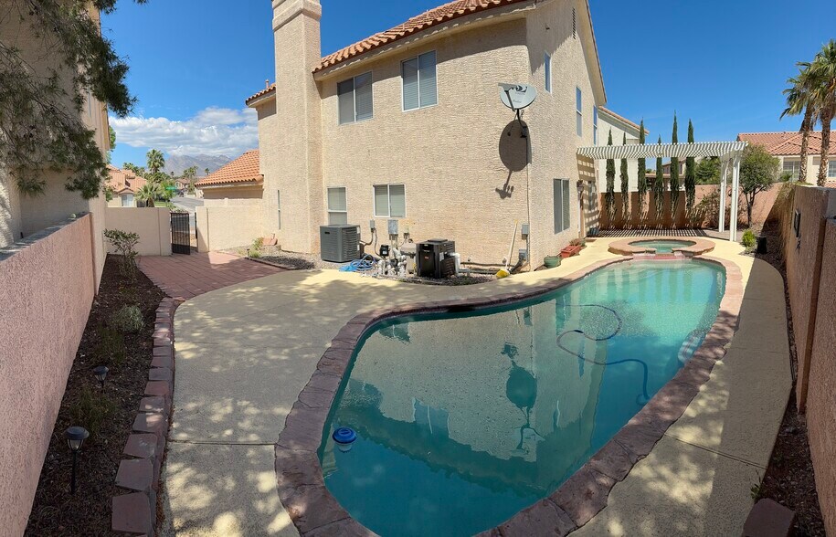 Building Photo - 1652 Sand Canyon Dr
