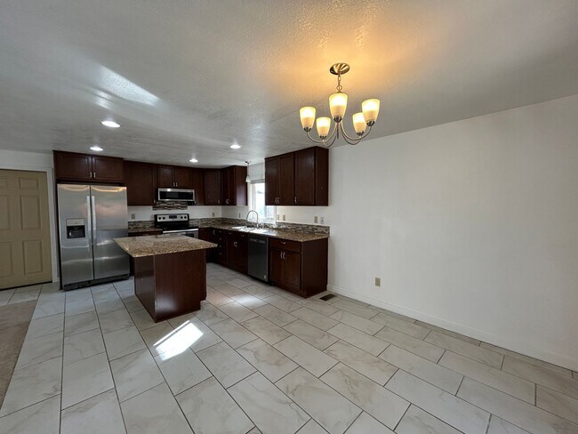 Building Photo - 4 Bedroom / 2 Bathroom Home in SW Redmond