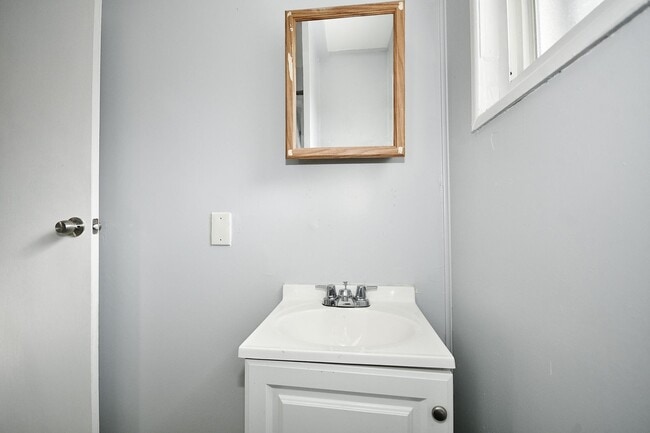 Building Photo - 2 Bed/1Bath Single Family Row House - Section 8 Considered