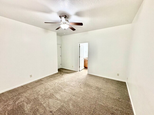 Building Photo - 520 N 2480 W