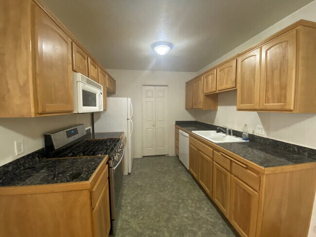 Building Photo - "2-Bedroom Condo in Saint George - Cozy Comfort with Modern Touches!"