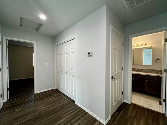 Building Photo - 2005 Ledwich Ave