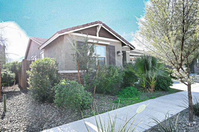 Building Photo - 1535 W Corral Rd