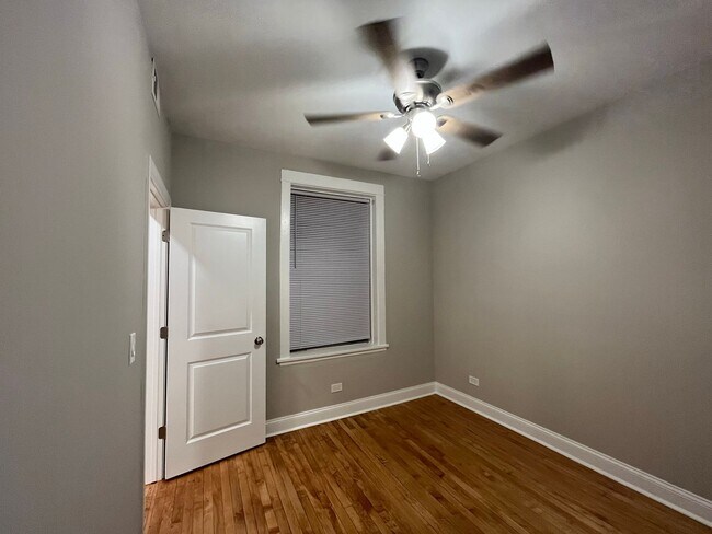 Building Photo - Albany Park rehabbed 2 bedroom close to Metra station.