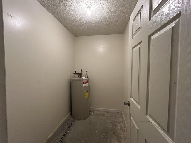 Building Photo - Home For Rent