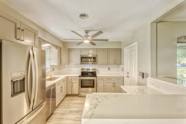 Building Photo - 400 S Luna Ct
