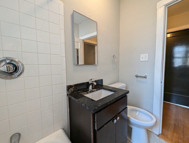 Building Photo - 4912 N Hoyne Ave