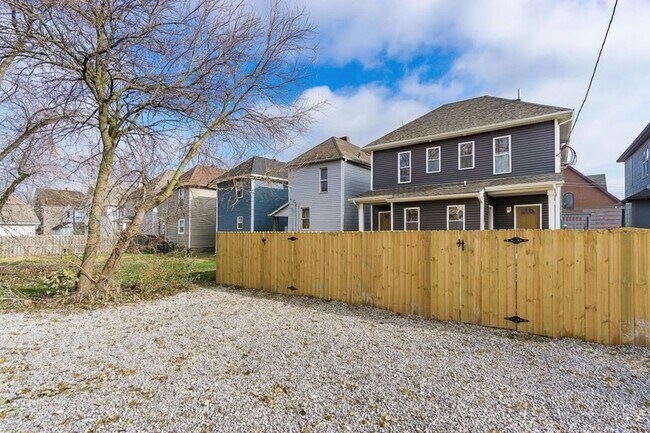 Building Photo - Modernized 2nd Floor Apartment in Franklinton – Your Urban Oasis Awaits!