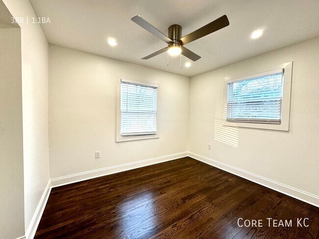 Building Photo - 3 Bedroom 1.5 Bath Split Level Townhome in...