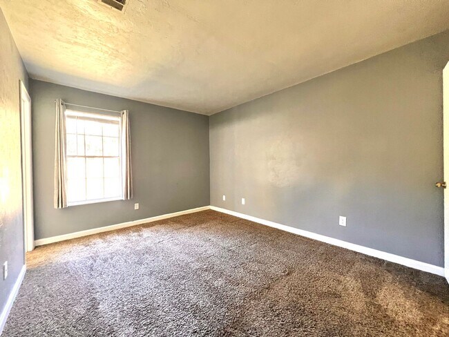 Building Photo - Super house on large private lot