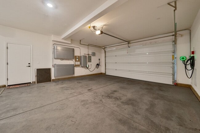 Building Photo - Luxury 5 Bedroom Home in Serrano – Spaciou...