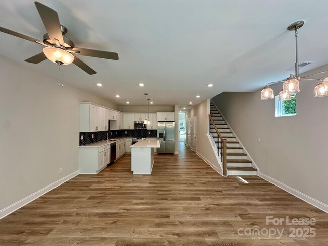Building Photo - 9251 Eleanor Dr