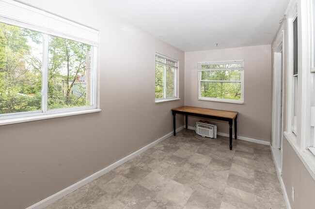 Building Photo - 1537 Burdette Ct