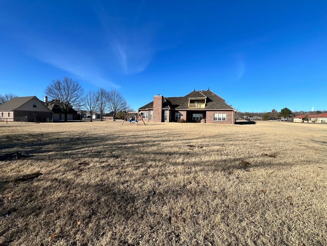 Building Photo - 5300 Oak Meadow Dr