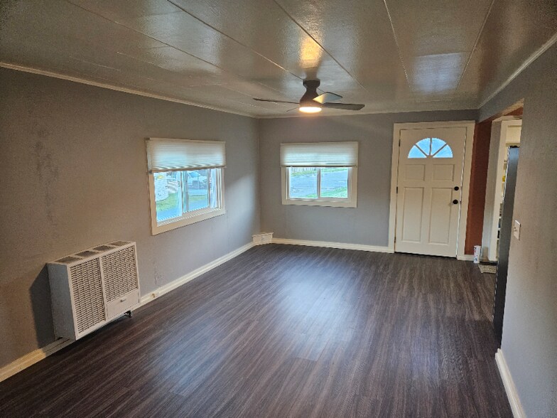 Building Photo - 641 1/2 4th Ave