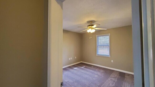 Building Photo - 180 N Burson Ave